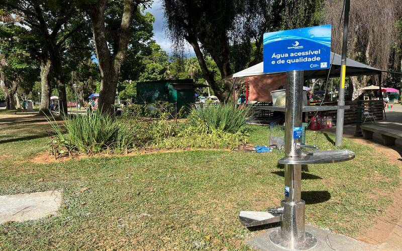 Águas do Imperador instala bebedouro acessível na Praça da Liberdade