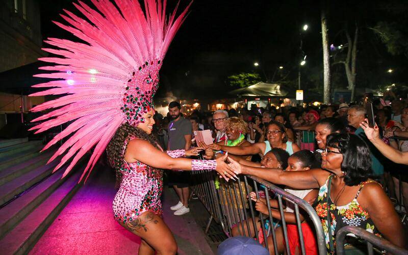 Abertura oficial da Folia Imperial: bateria da Estação Primeira de Mangueira agita o p