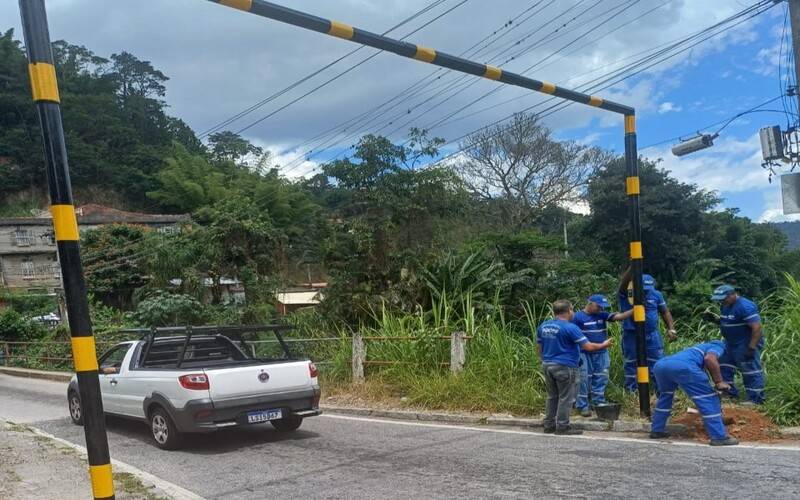 CPTrans instala limitadores de altura no acesso à ponte do Arranha-Céu em Itaipava