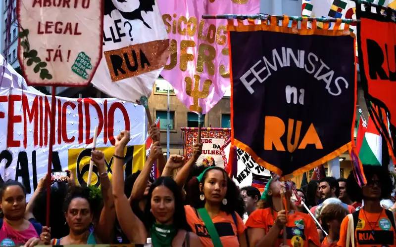 Dia Internacional da Mulher no Rio pede igualdade e fim da escala 6x1