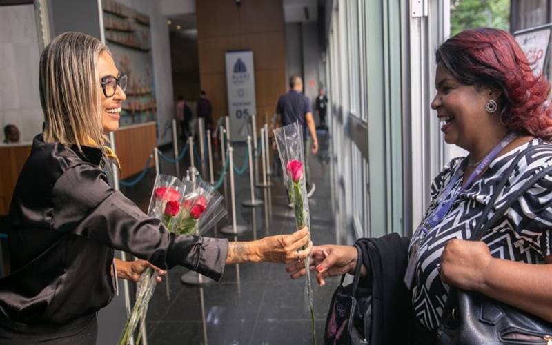 Dia Internacional da Mulher é celebrado na Alerj com distribuição de rosas às deputada