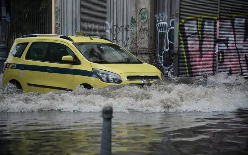 Temporal provoca alagamentos e quedas de árvores no Rio