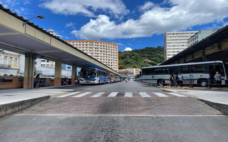 Idosos passam a embarcar nos ônibus pela porta da frente em Petrópolis