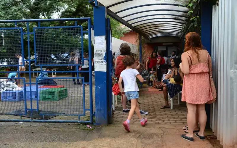 Falta de acesso a creches e escolas impacta mulheres de favelas