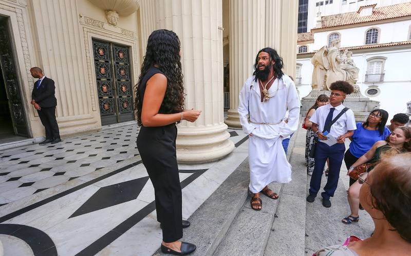 Visita guiada teatralizada no Palácio Tiradentes marca celebração de 50 anos da Alerj