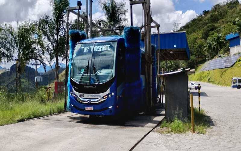 Empresas de ônibus reutilizam 15 milhões de litros de água por ano em Petrópolis