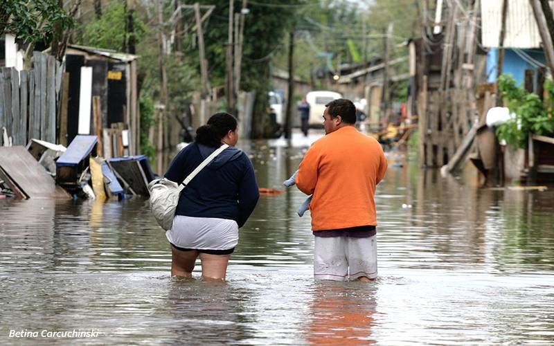 Contato com água de enchente pode causar doenças graves