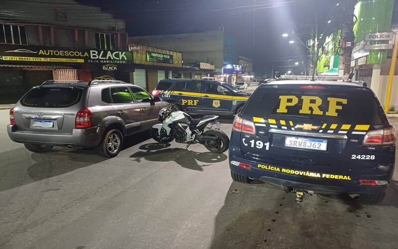PRF intercepta moto e carro clonados em Duque de Caxias
