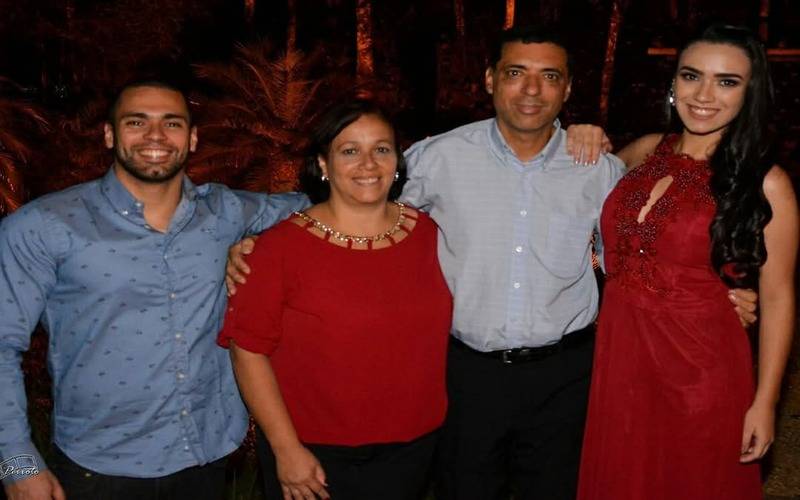 Foto 2: JORGE LUÍS com a sua esposa SÂMIA e seus filhos VICTOR e BEATRICE.
