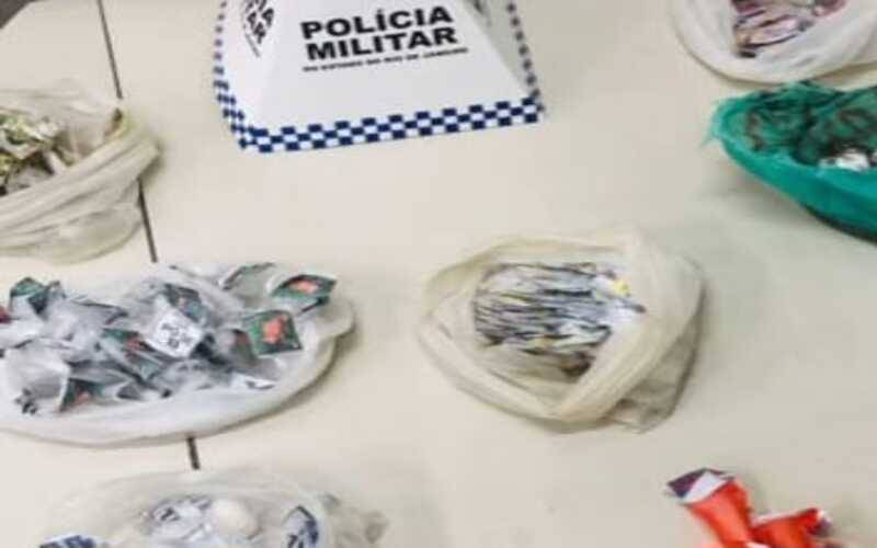 PM apreende entorpecentes no Quitandinha: um homem tentou pegar a arma de um policial 