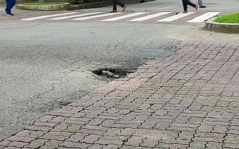 Motoristas reclamam de buraco na Rua do Imperador
