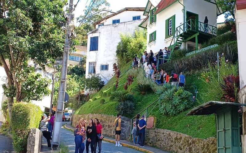 Turistas movimentam a cidade neste sábado (03)