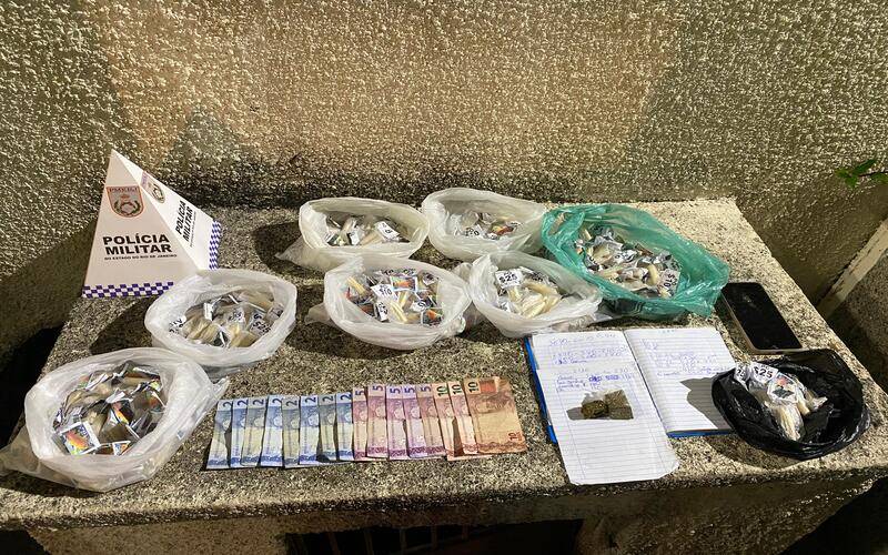 Mulher é presa por tráfico drogas em Petrópolis