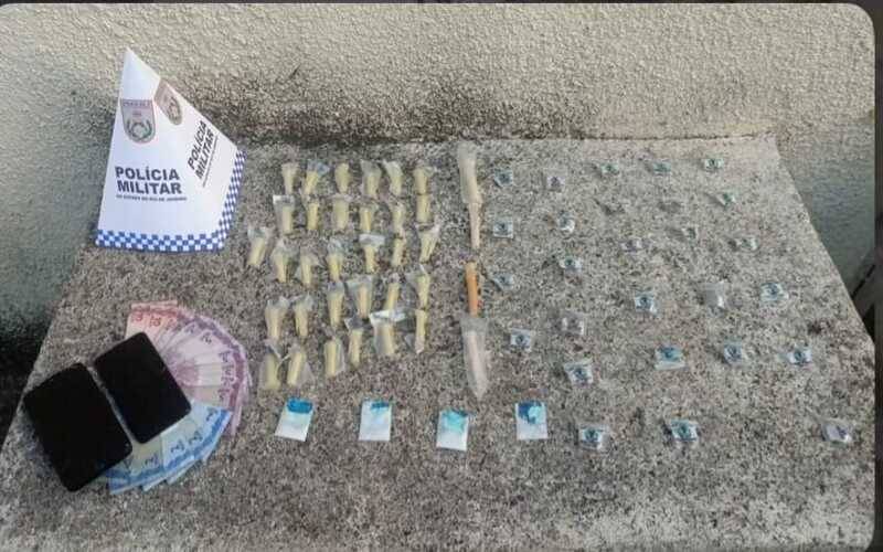 PM apreende drogas na Praça de Cascatinha