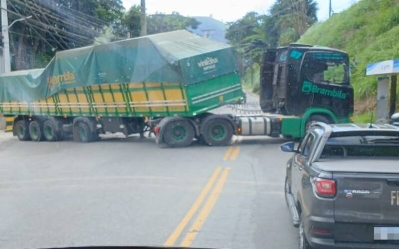 Carreta interdita via no Cascatinha impactando 13 linhas de ônibus.