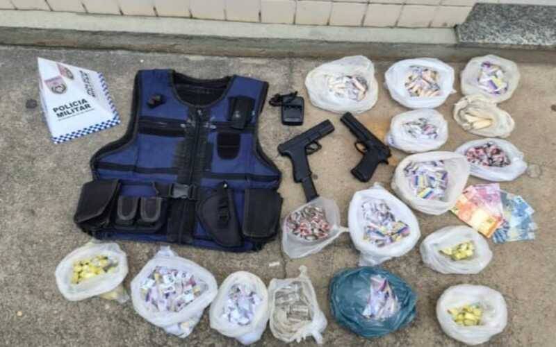 Adolescente detido com drogas e réplicas de armas no Carangola