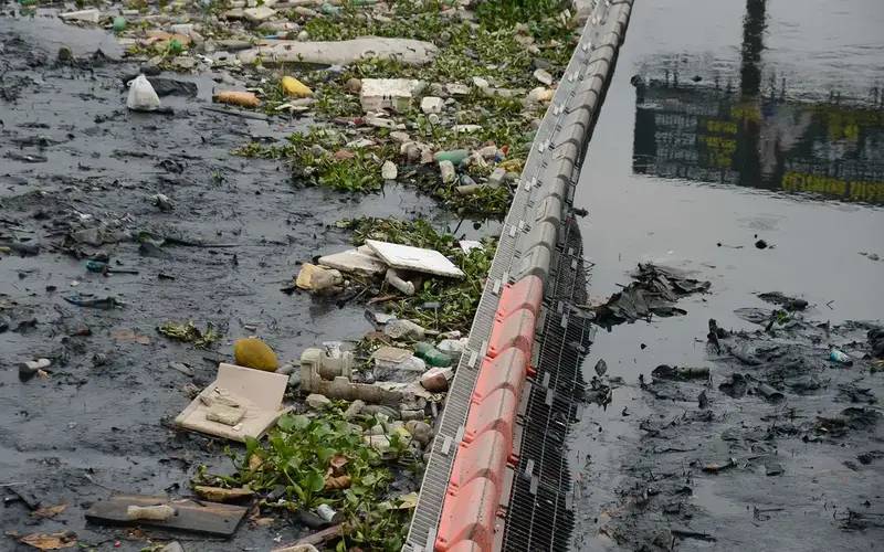 Três milhões de litros de chorume poluem a Baía da Guanabara por dia