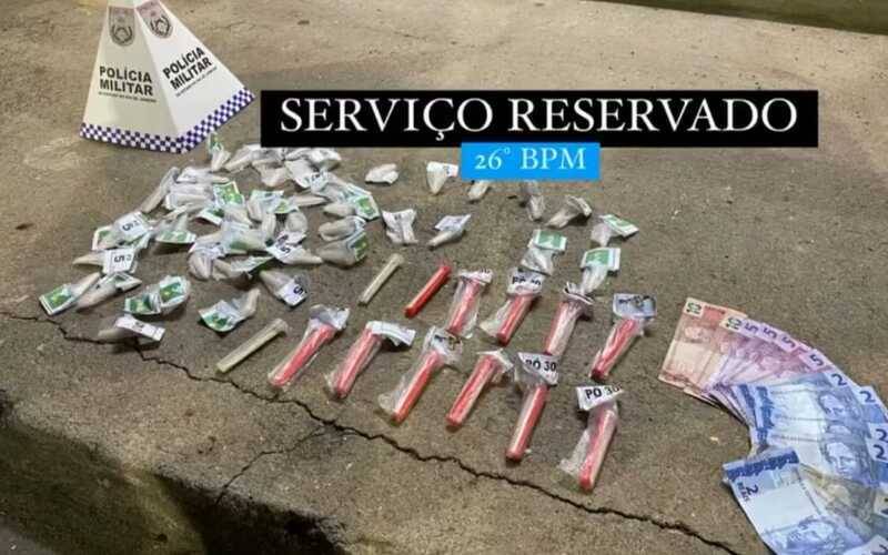 PM apreende drogas no Alcobacinha