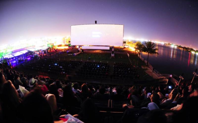 Cinema itinerante e ao ar livre: projetos culturais democratizam o acesso à cultura no