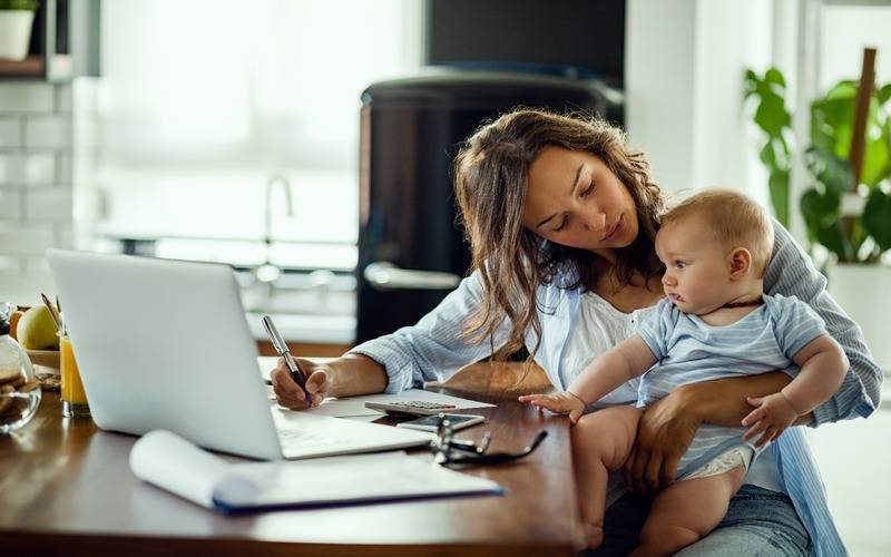 Mulheres com filhos ainda enfrentam dificuldades no mercado de trabalho 