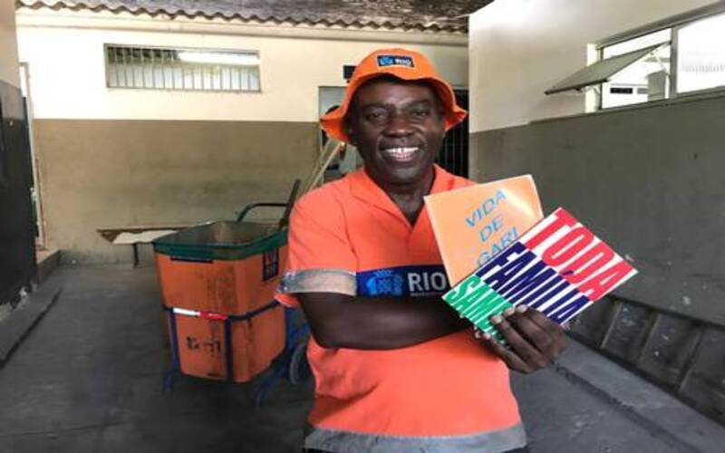 Livro escrito por gari é relançado com evento cultural no Rio e debate sobre dignidade