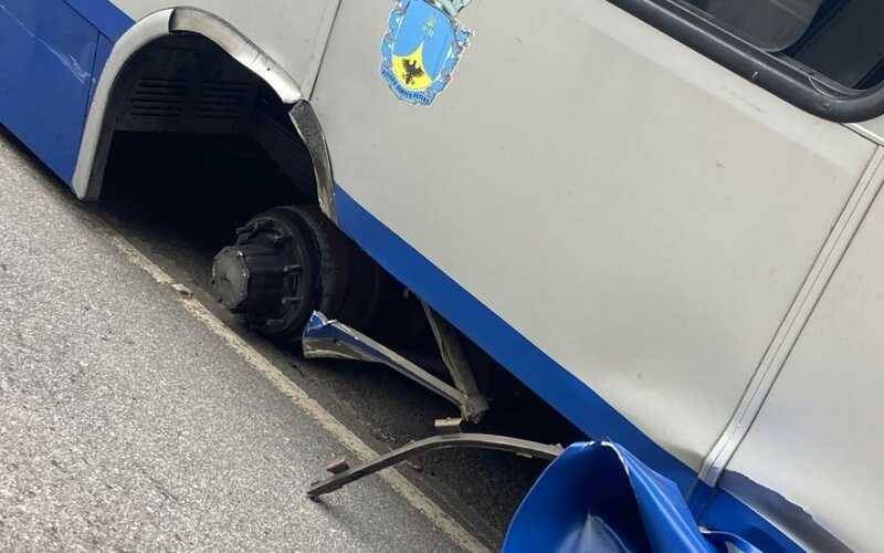 Ônibus perde a roda na Estrada União e Indústria