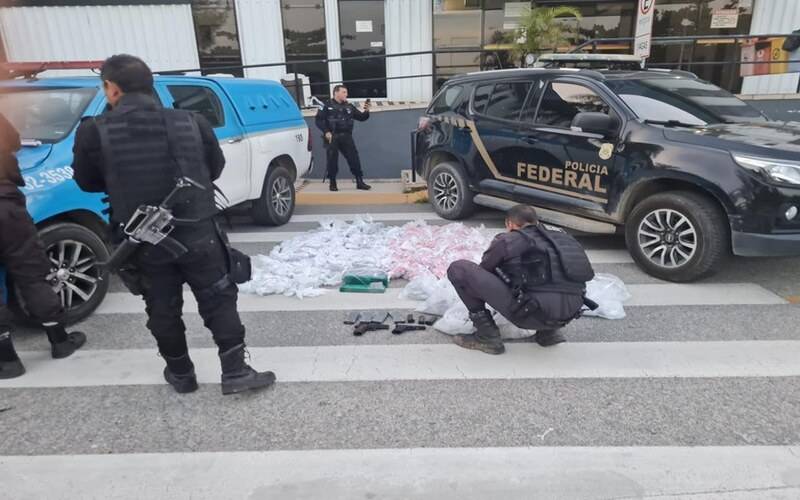 PF, PRF e PM/RJ prendem mulher com cerca de 80kg de drogas