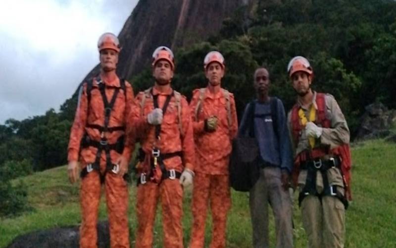 Corpo de Bombeiros RJ resgata vítima no topo de montanha na zona rural de Campos dos G