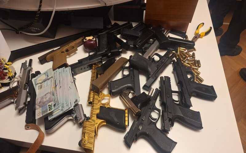 Operação Contenção: Polícia Civil prende 10 criminosos, apreende 240 armas e pede bloq