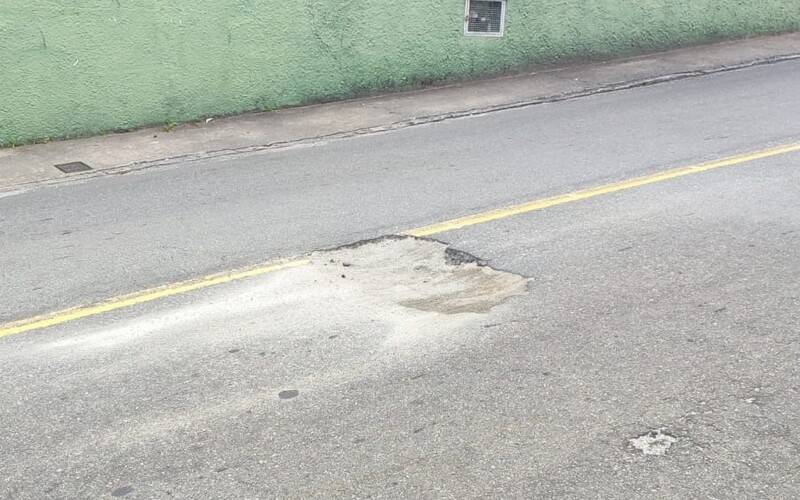 Moradores pedem reparos na Rua Alberto de Oliveira