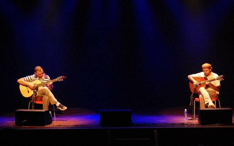 Duo carioca retorna a Petrópolis com entrada gratuita no Teatro Reynaldo Chaves