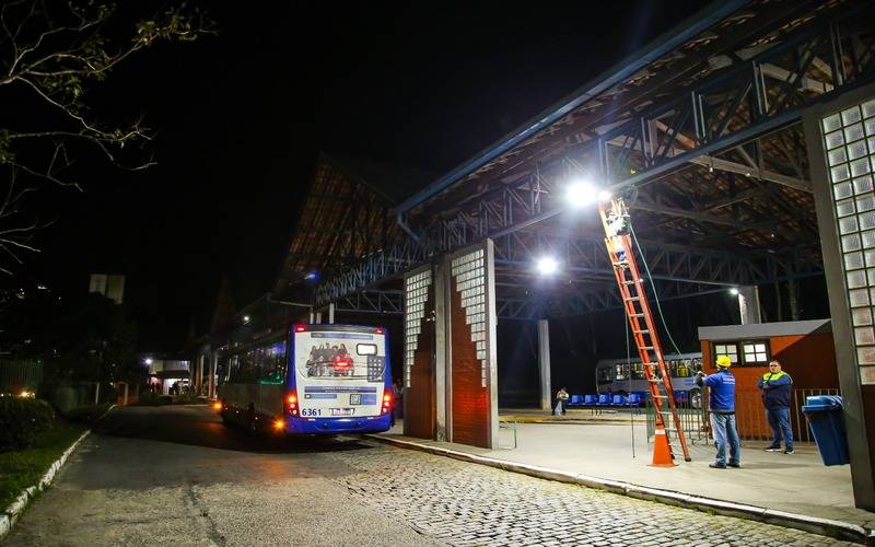 Prefeitura revitaliza iluminação dos terminais de ônibus com LED