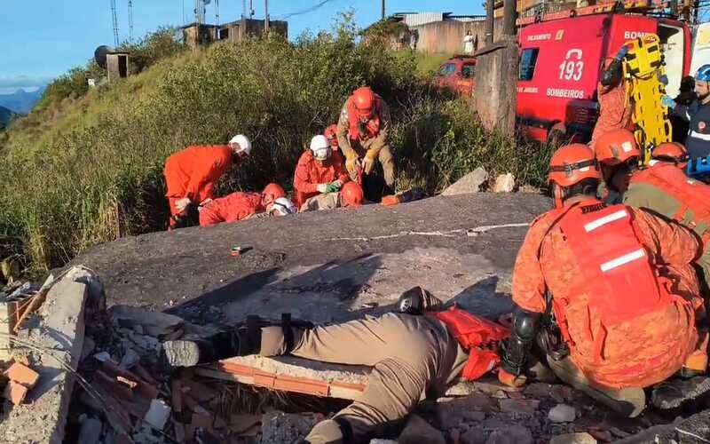 Bombeiros militares RJ resgatam duas crianças sob escombros em Petrópolis