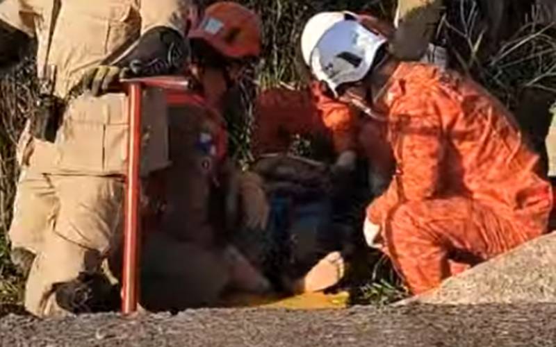 Bombeiros militares resgatam duas crianças sob escombros em Petrópolis