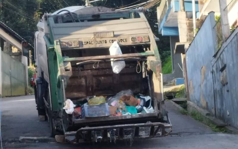 Caminhão de coleta de lixo quebra no Siméria