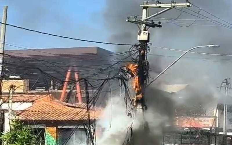 Itaipava: fogo em poste