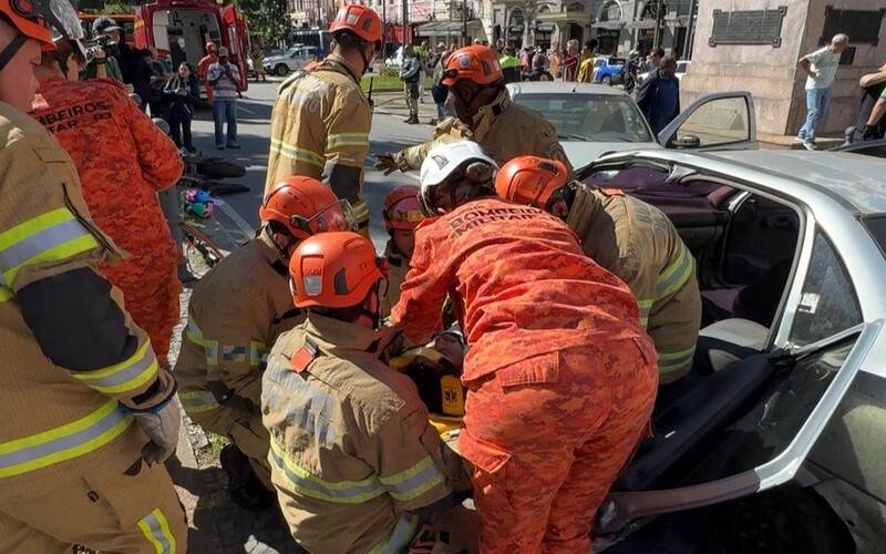 Maio Amarelo simulado de acidente chama atenção para violência no trânsito