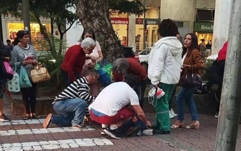 Idoso é atropelado na faixa de pedestres no Centro 