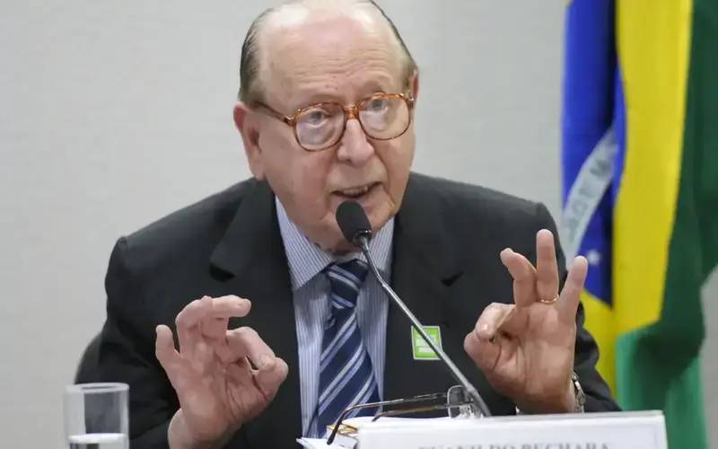 Morre no Rio, aos 97 anos, o escritor e gramático Evanildo Bechara