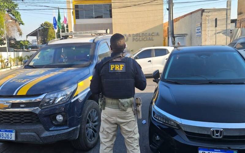 PRF recupera carro roubado e prende motorista no RJ