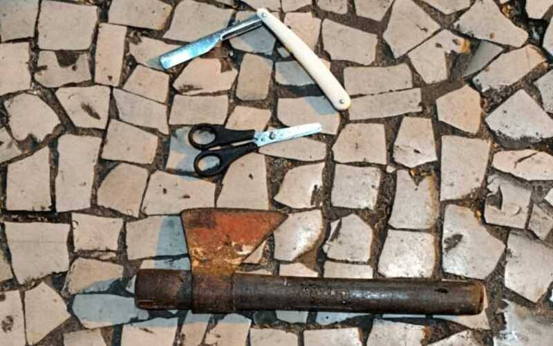 PM apreende armas brancas em abordagem no Centro Histórico