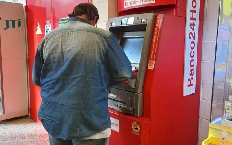 Fechamento de agências bancárias aumenta demanda por caixas eletrônicos em supermercad