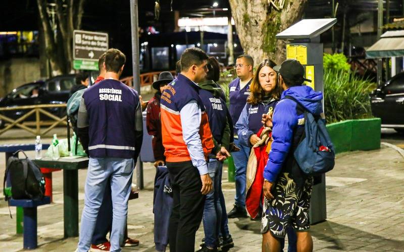Com queda de temperaturas na cidade, Prefeitura entrega agasalhos e acolhe pessoas em 