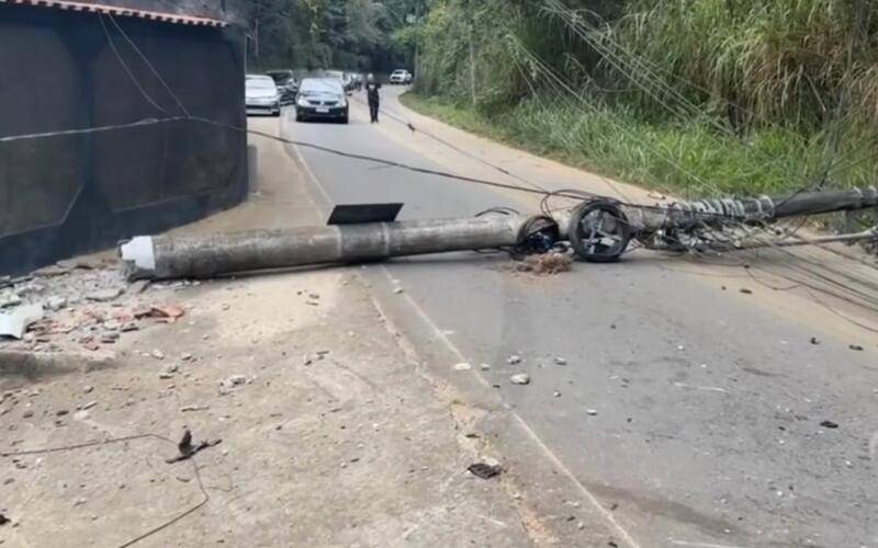 Veículo atinge e derruba poste na Posse