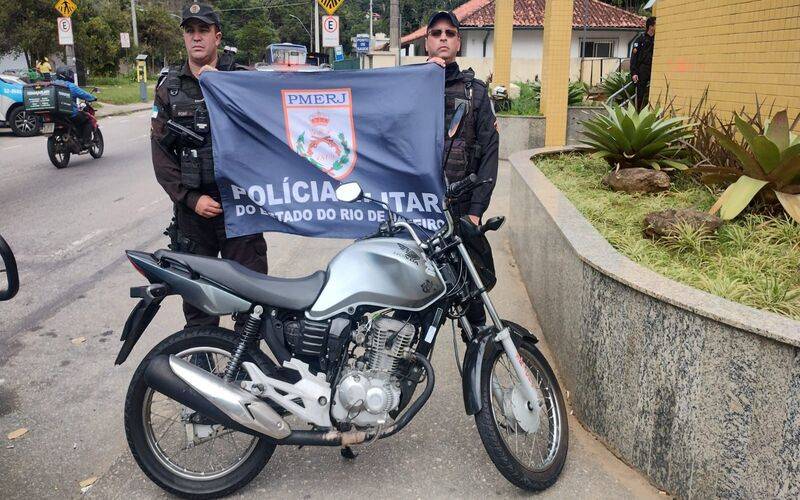 Manobra perigosa: 26° BPM apreende moto no Duarte da Silveira