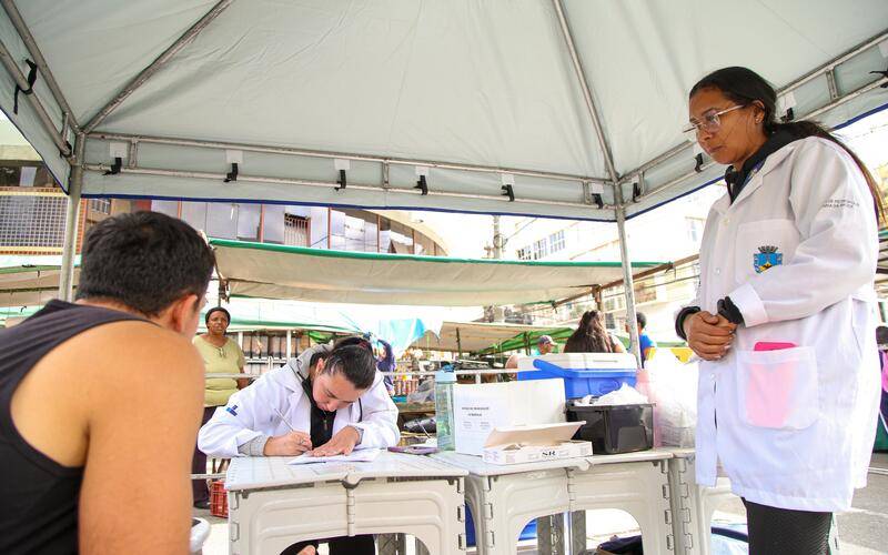 Prefeitura vacina mais de 100 pessoas em ação na feira livre do Centro