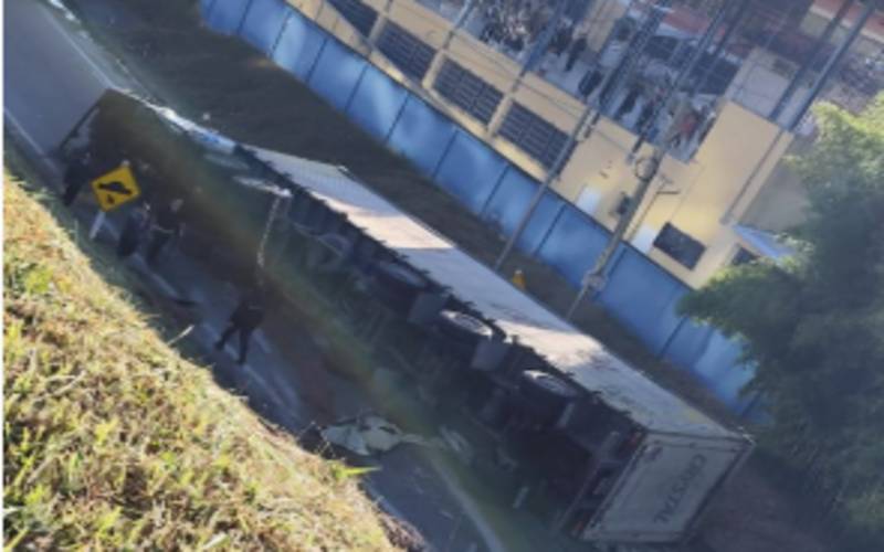 BR-040: acidente com caminhão em Pedro do Rio