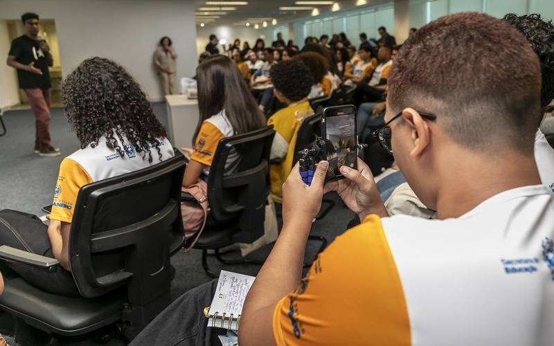 Jovem Repórter 2025: alunos participam de treinamento com profissionais de comunicação