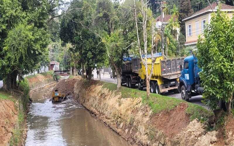 Limpa Rio: máquinas do Inea atuam em seis pontos do Centro e distritos