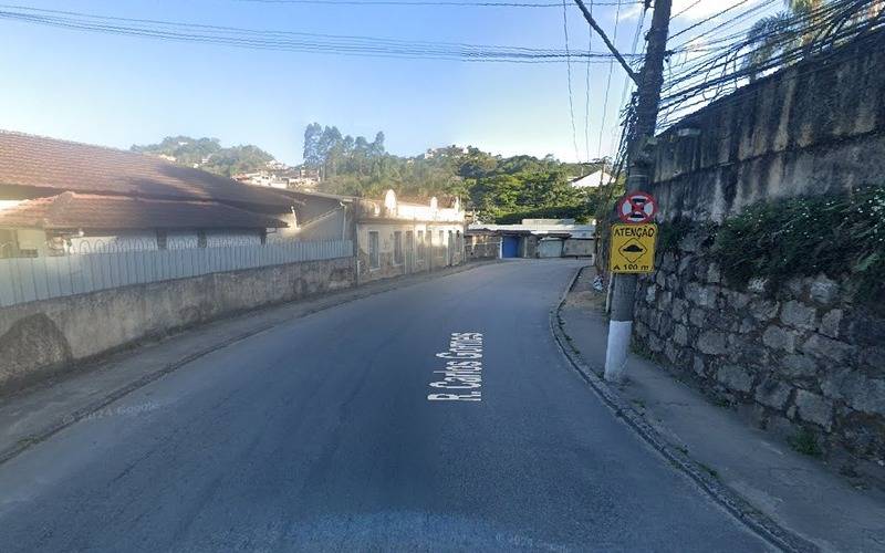Pedestres pedem iluminação pública na Rua Carlos Gomes